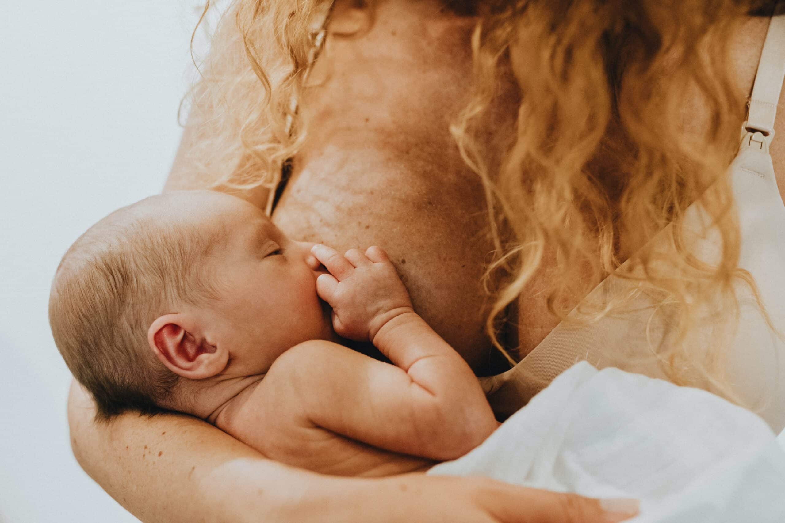 Femme qui allaite son bébé au sein