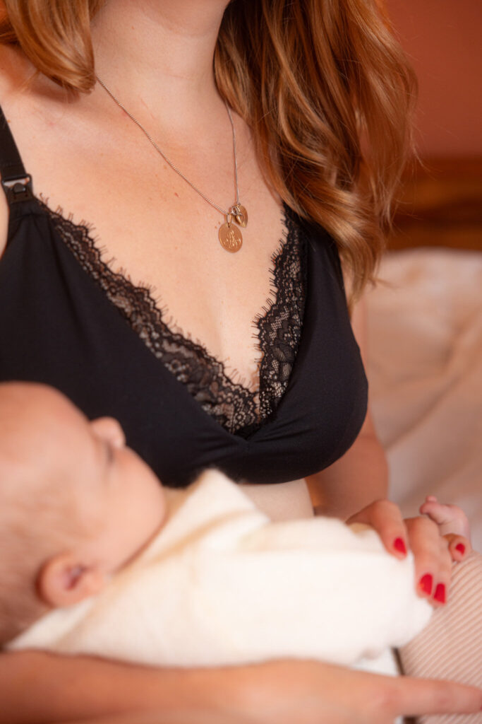 Soutien-gorge d'allaitement Comète F'Latté pendant une tétée
